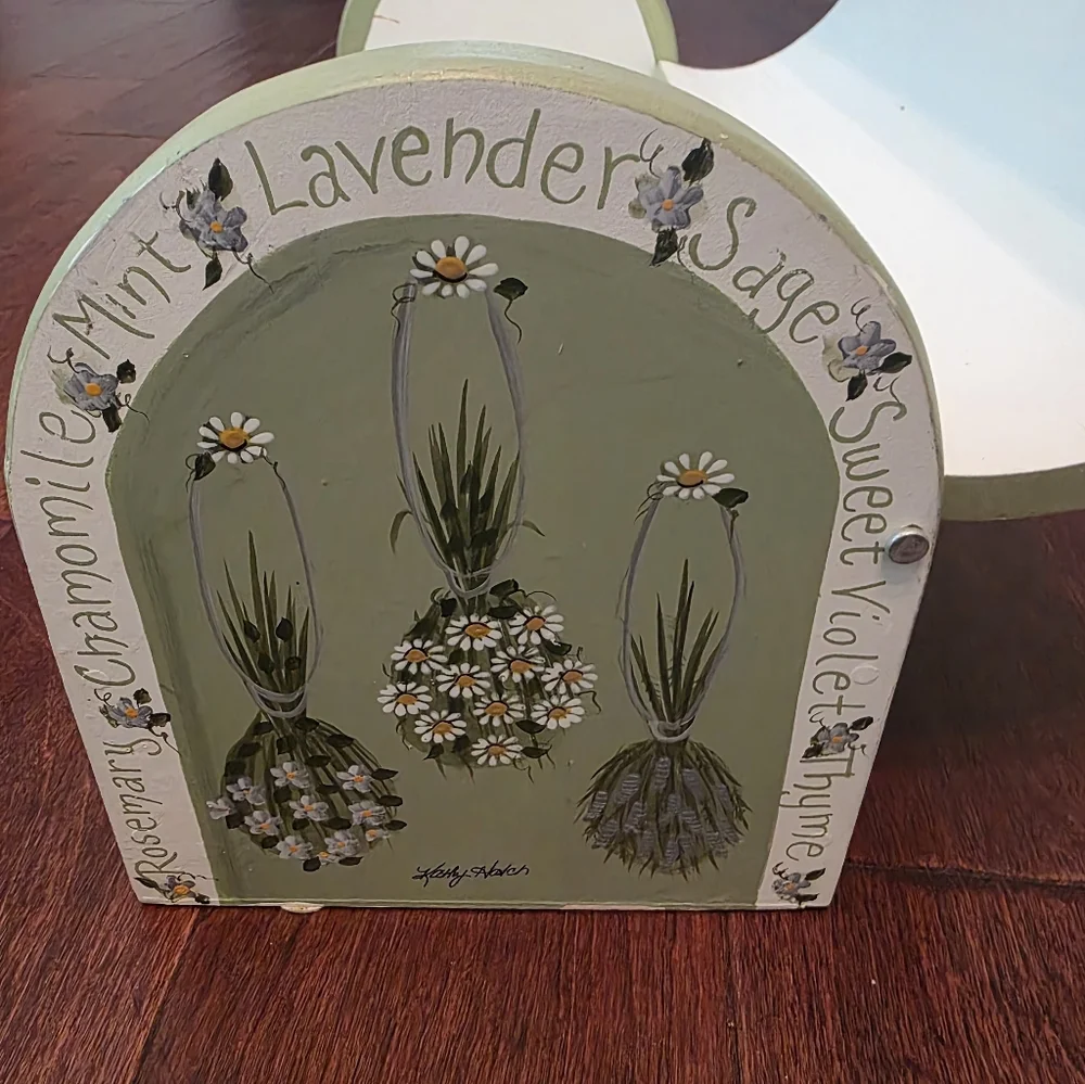 Vintage-Style Green Bread Box - Decorative Kitchen Storage - Picture 4 of 8